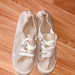 MADDEN GIRL- BAAILEY TAN FABRIC